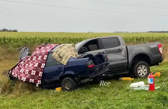 Iba a hacer el trámite de VTV, quiso esquivar unas ruedas sueltas, chocó y murió en ruta 73, altura Tres Arroyos
