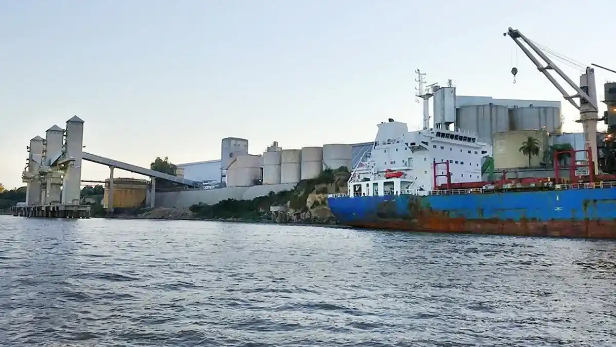 La embarcación recaló en un puerto perteneciente a Vicentin.
