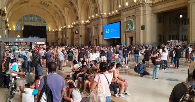 Tren Roca: Una falla eléctrica generó demoras en todos los servicios y el distanciamiento se hizo imposible