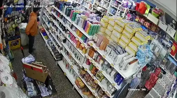Se perfumó para las cámaras: lo vieron robando en una perfumería y lo detuvieron