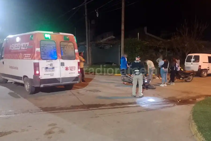 Viajaba con casco, pero terminó herida cuando chocó con una camioneta