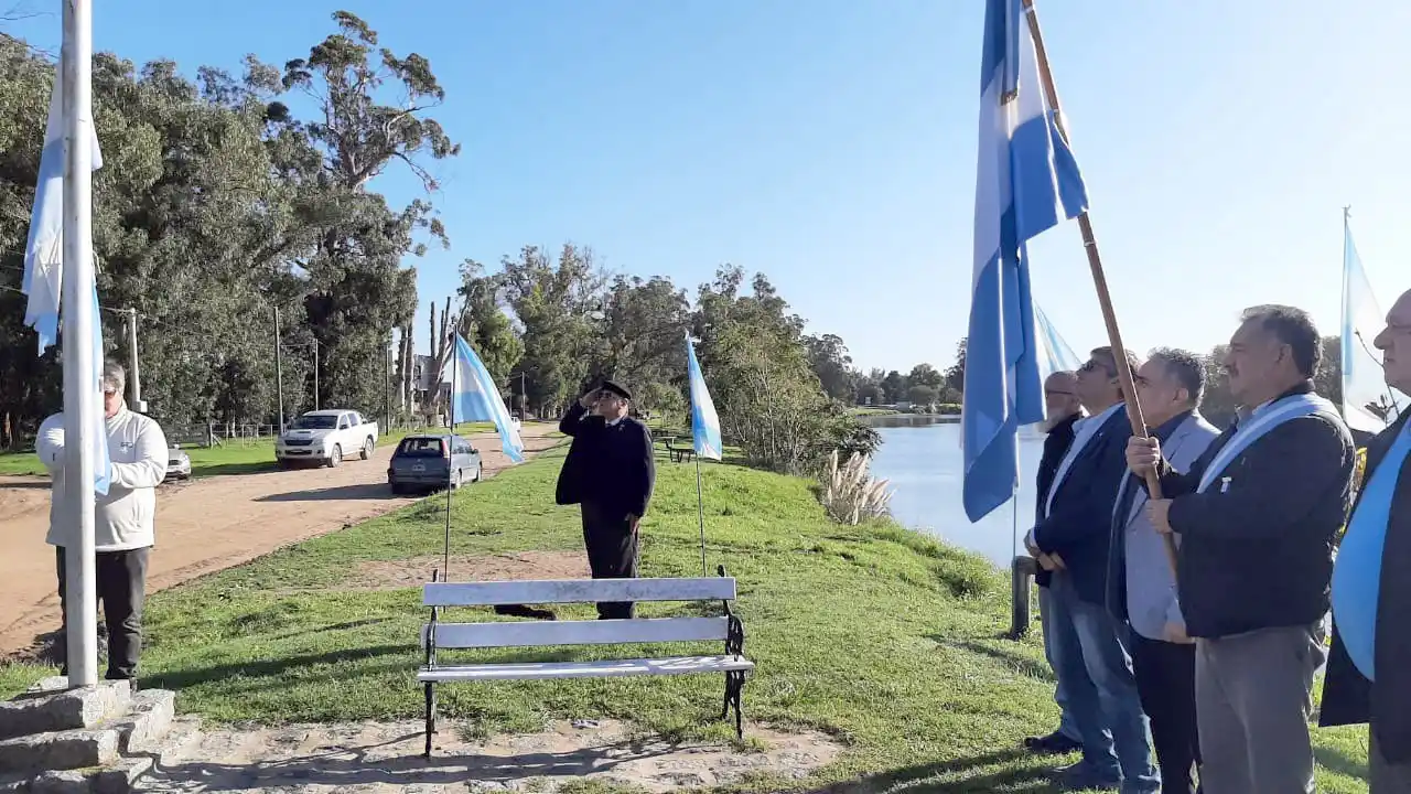 Izamiento. De la enseña patria en el paseo ribereño