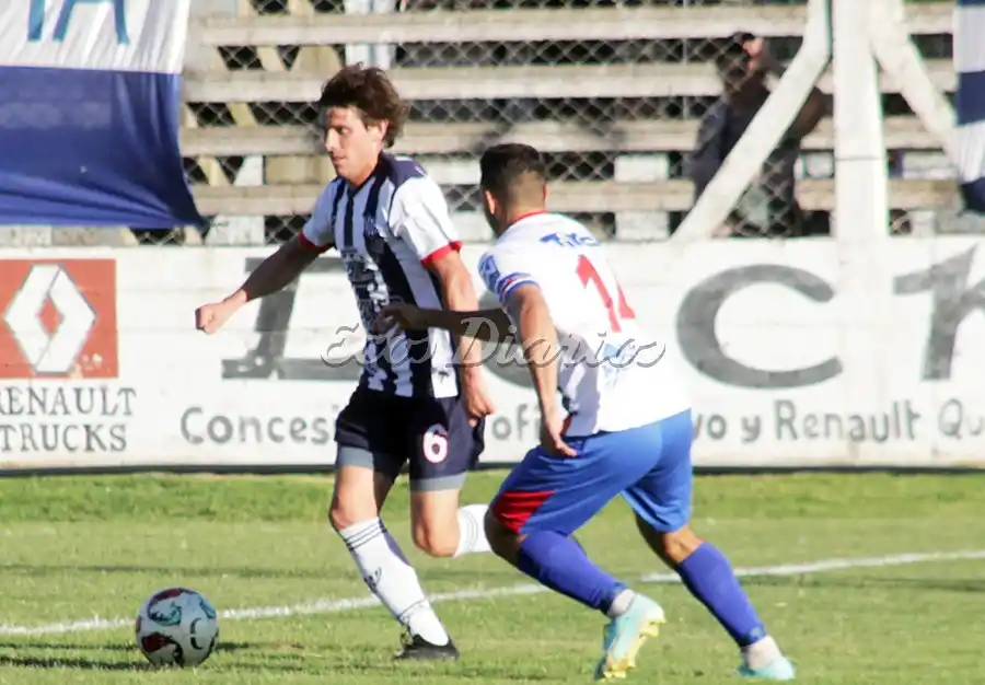 Emiliano con traslado de balón. Ante la marca de Elías Dana
