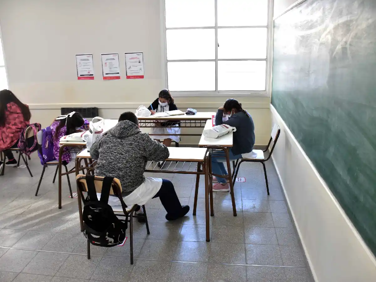 Vuelta a clases en Córdoba: 4 horas presenciales por día y “burbujas”