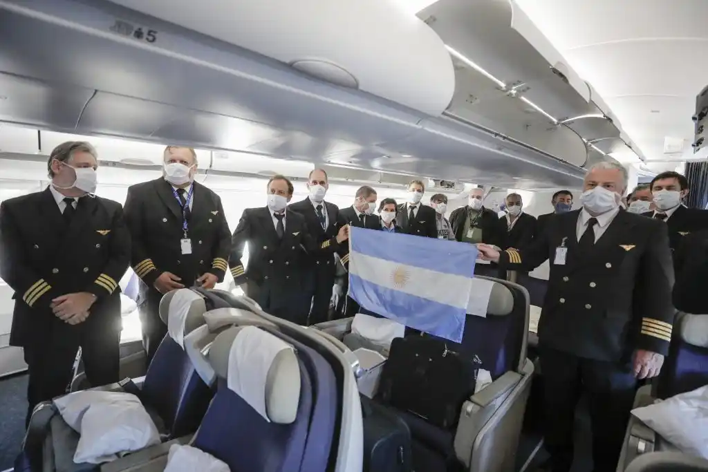 Llegó el primero de los vuelos con insumos médicos chinos