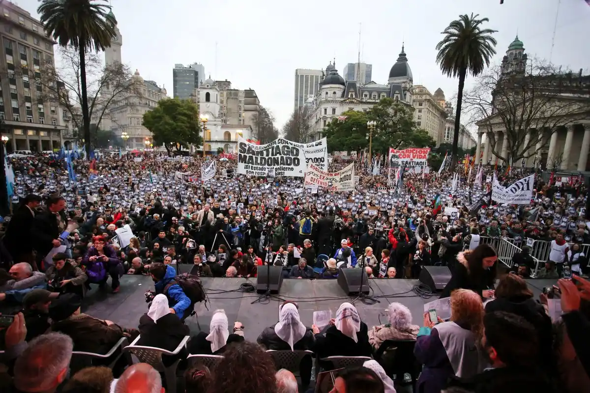 Masiva marcha en Plaza de Mayo y en ciudades de la Provincia por Santiago Maldonado