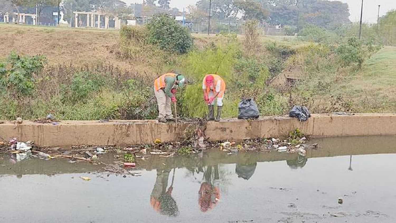 Después de la lluvia, se saneó la desembocadura del arroyo Manzores