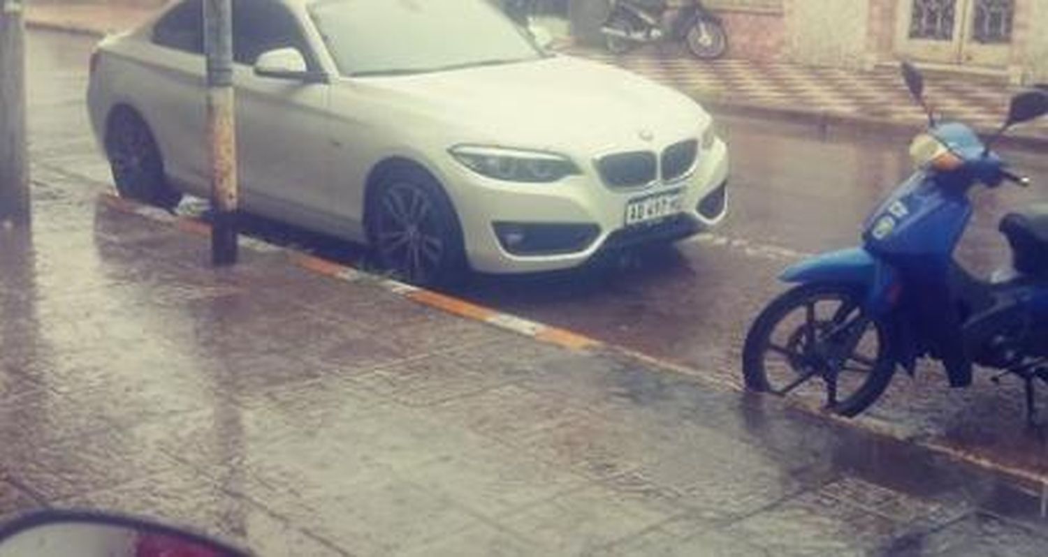 Auto mal estacionado