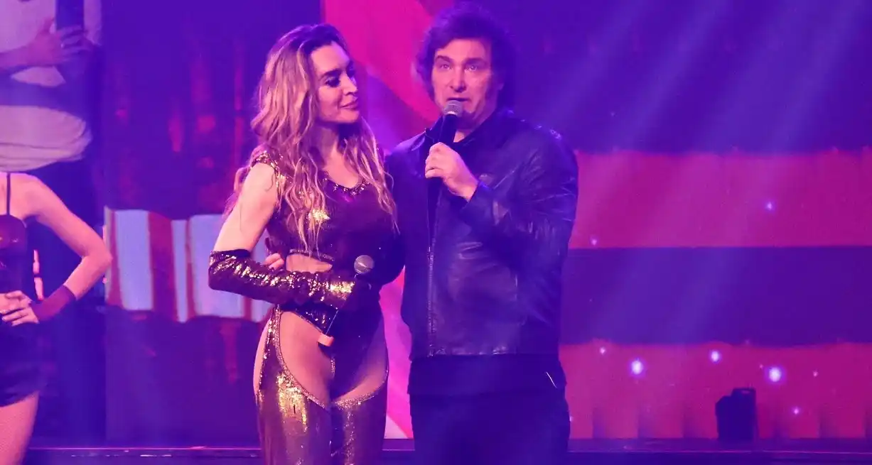 "La otra vez, cuando vine, estábamos a pocos días de haber iniciado la gestión, y dije que iba a ser difícil pero lo íbamos a lograr", dijo el Presidente junto a su pareja a los asistentes de la obra "Fátima 100%". Crédito: NA.