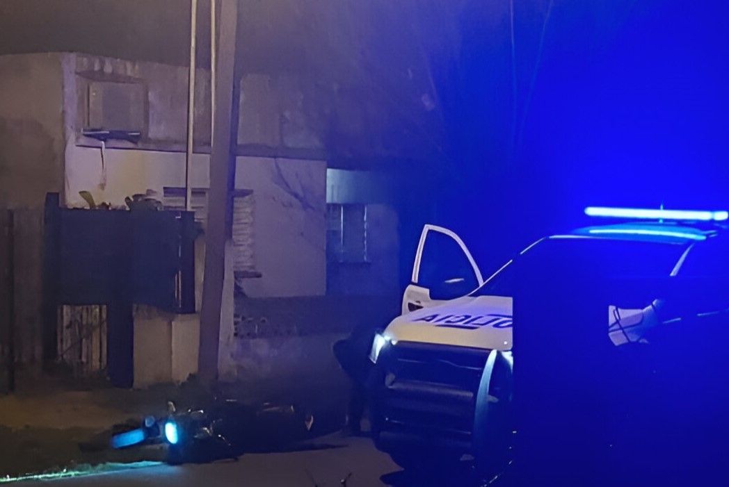 El móvil policial en el lugar del conflicto. Foto: La Opinión.