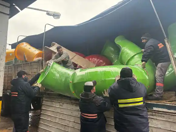 Llegaron nuevos juegos infantiles para instalar en espacios verdes de la ciudad