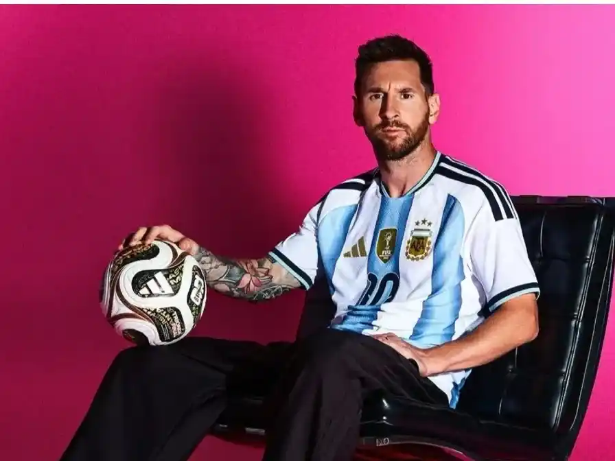 Leo Messi posando con la Trionda que se usará en semis y final del Mundial 2026. Foto:FIFA
