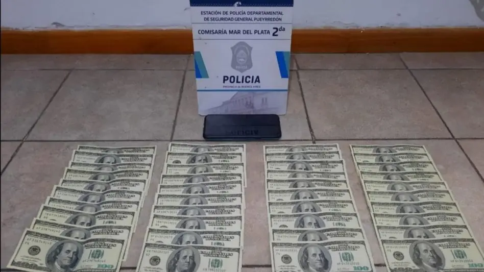 Atrapan a una mujer que compraba celulares con dólares falsos