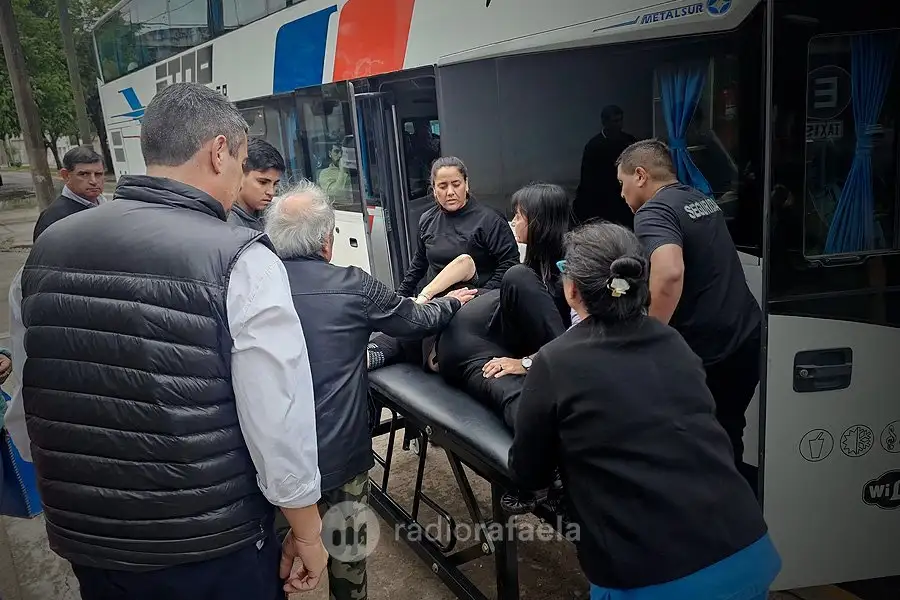 Así bajaron a la mujer del colectivo.