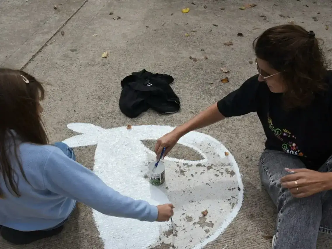 Estudiantes secundarios pintaron los tradicionales pañuelos de la Plaza.