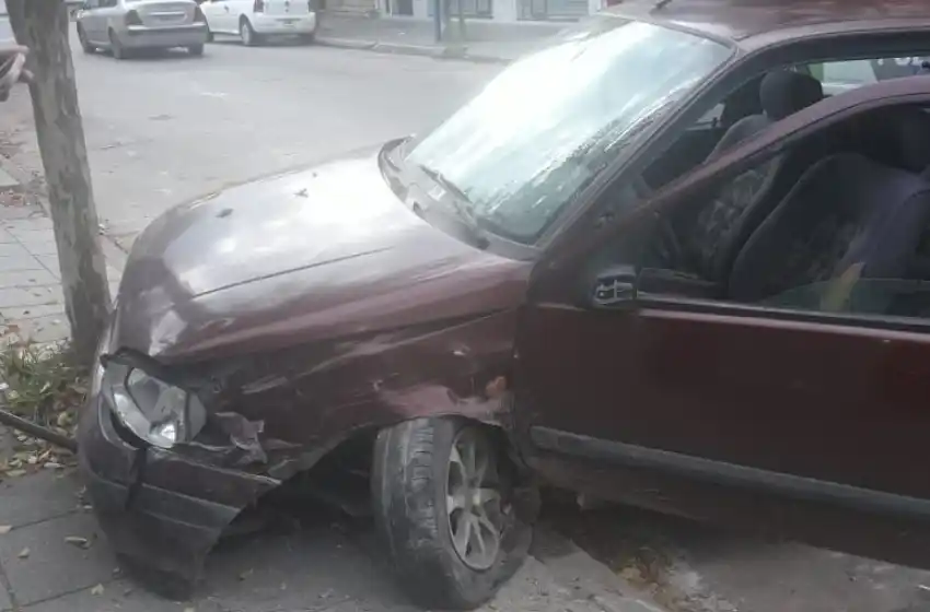 Conducía ebrio, chocó un auto estacionado y terminó contra un árbol