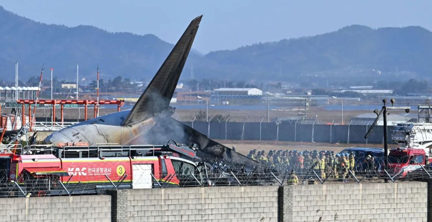 Hallaron las cajas negras del avión estrellado en Corea del Sur: El siniestro aéreo dejó 179 muertos. Solo dos personas fueron rescatadas con vida