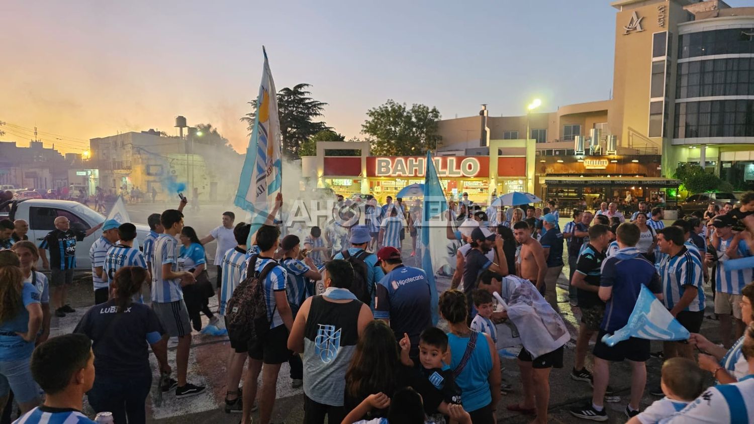 Cientos de hinchas de Racing se reunieron en la Costanera para festejar la Copa Sudamericana