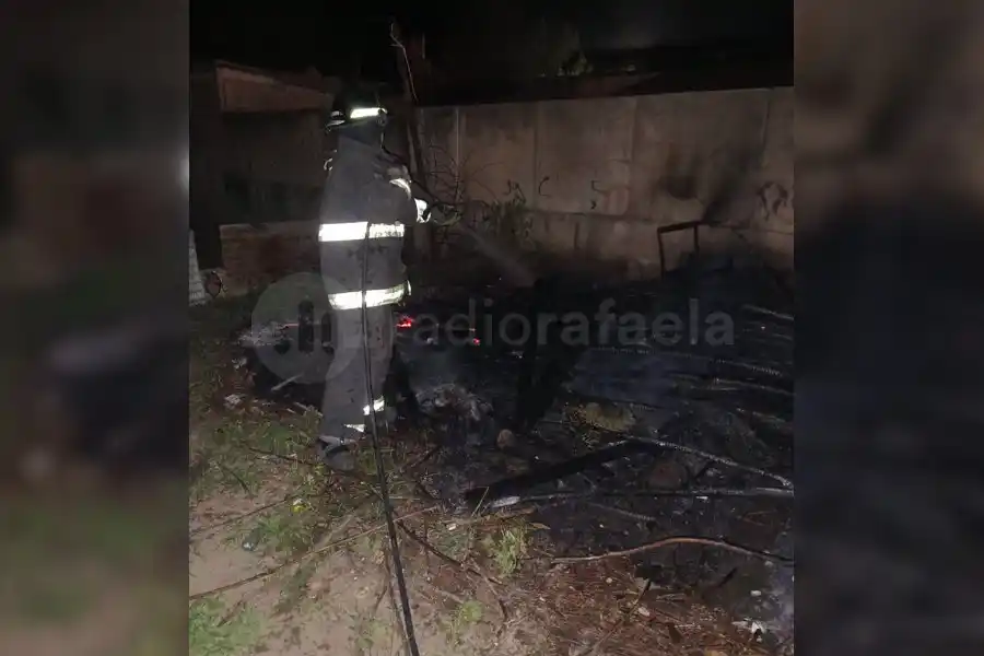 Alarma en la madrugada por restos de poda y basura en llamas en el patio de una casa