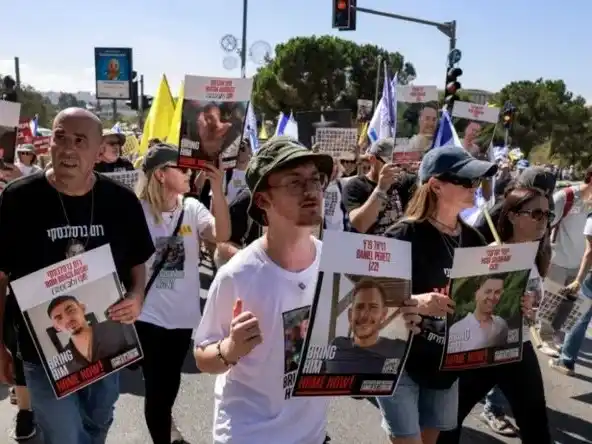 Cientos de israelíes visitaron la plaza de los Rehenes de Tel Aviv a dos años del ataque