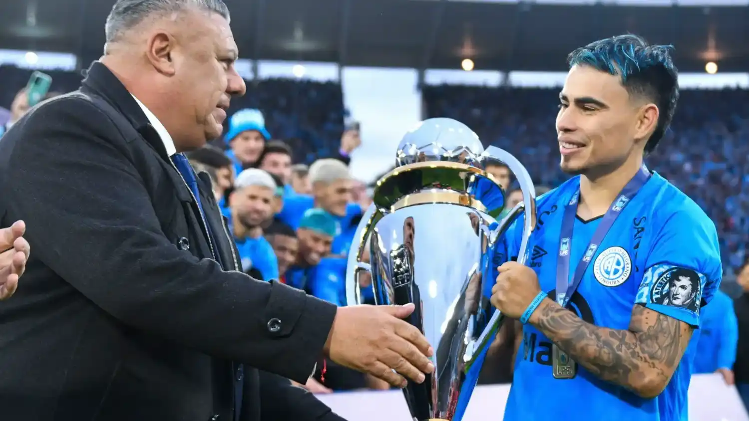 El presidente de AFA, Claudio Tapia, con el trofeo para Lucas Zelarayán.