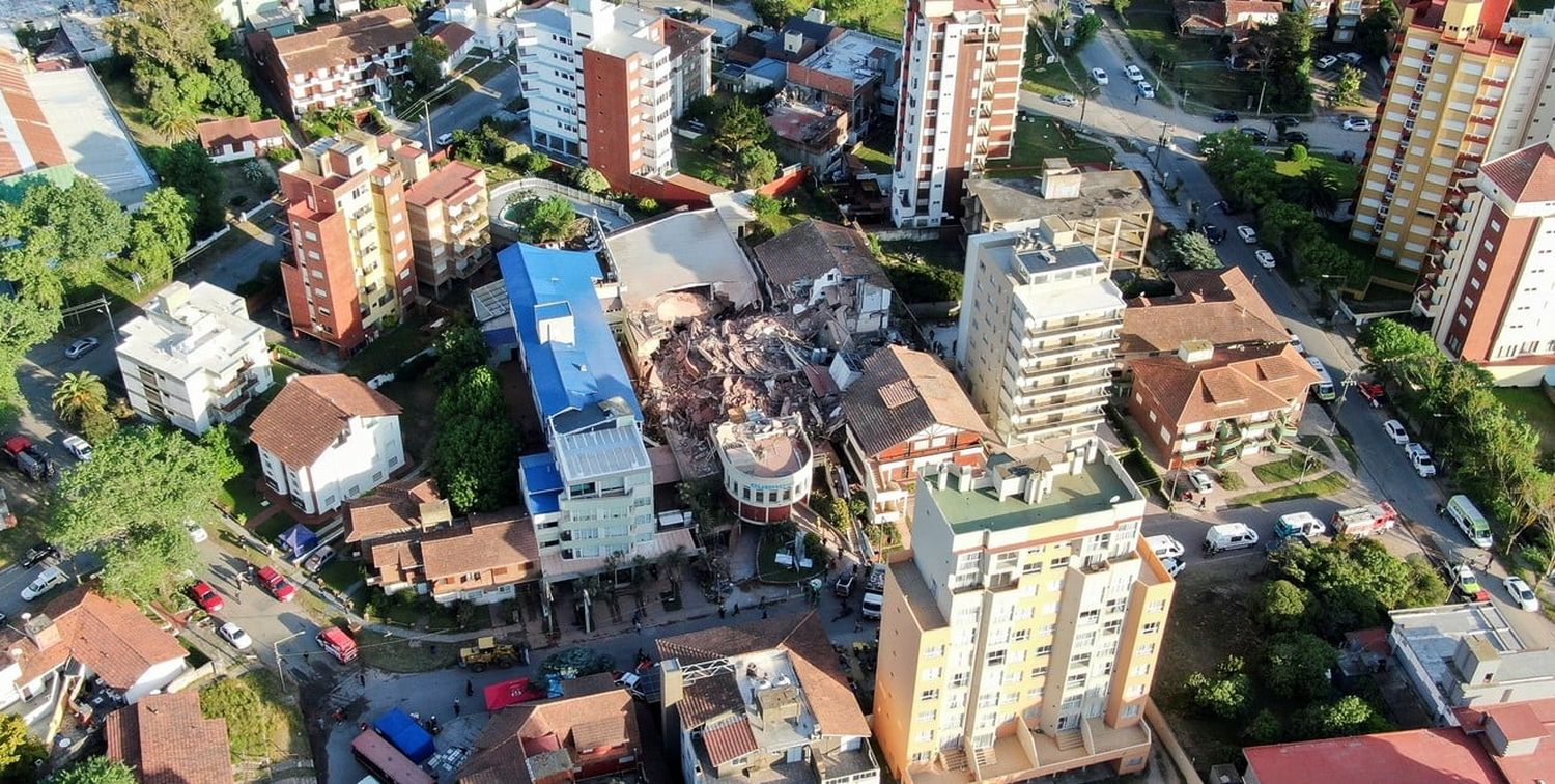 Ingenieros evaluarán las estructuras linderas al hotel derrumbado en Villa Gesell.