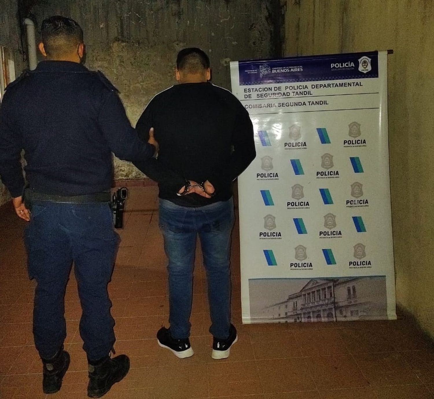 Aprehendieron a un sujeto que robaba cables en 4 de Abril al 1100