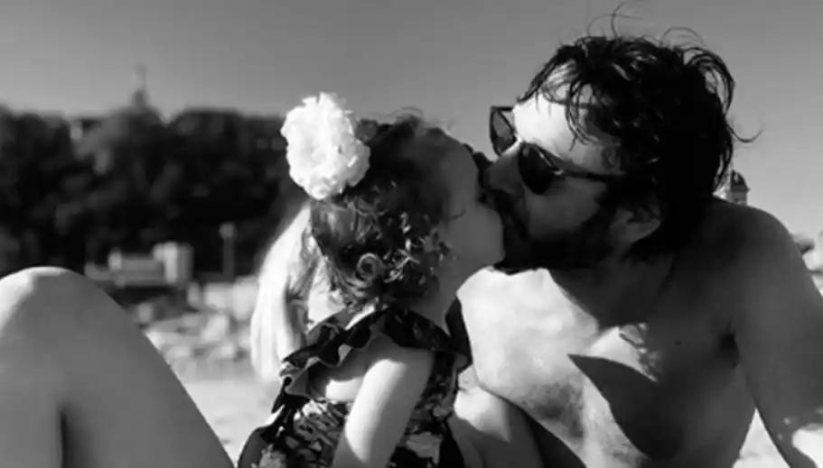 Benjamín Vicuña publicó una foto besando a Magnolia y lo destrozaron en redes