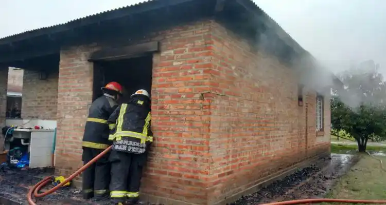 Incendio de vivienda sobre Ruta 191: Un niño con heridas leves