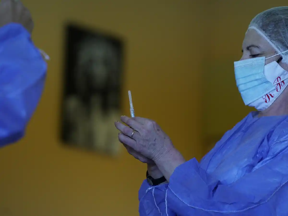 Covid: para vacunarse hay que pedir turno en la página web de la provincia