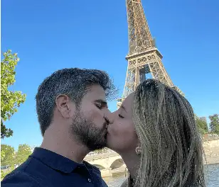 Daniela Álvarez y su novio en París. Foto Instagram