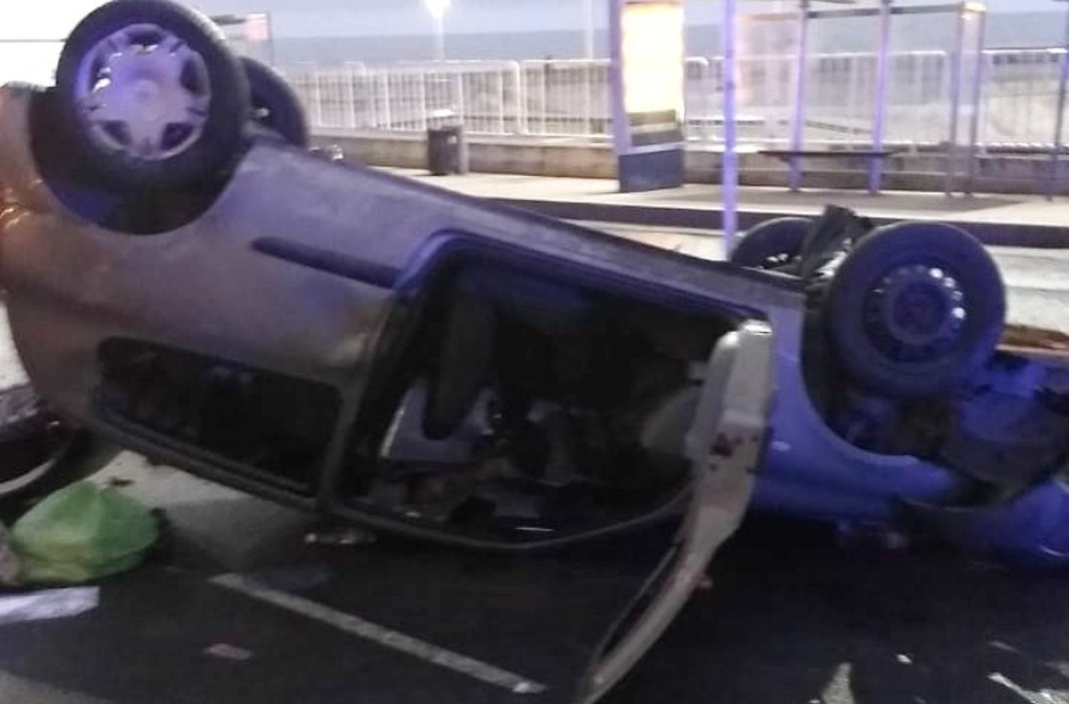 Perdió el control del auto por conducir borracho y volcó en la costa