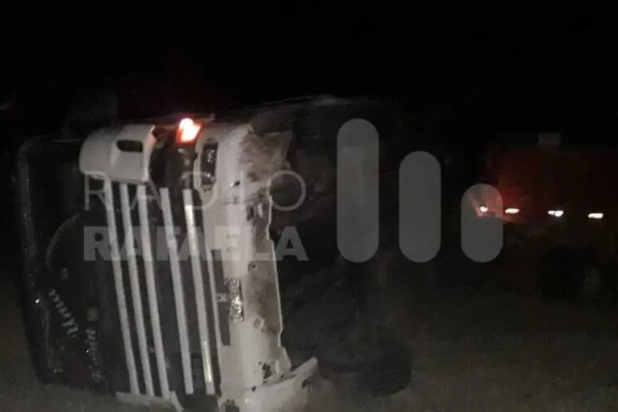 Ruta Nacional 19: un camión se fue por la banquina y terminó volcando