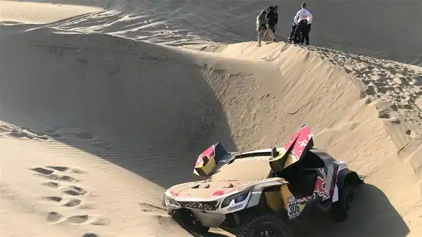 Dakar: Sebastien Loeb tuvo un serio accidente y debió abandonar