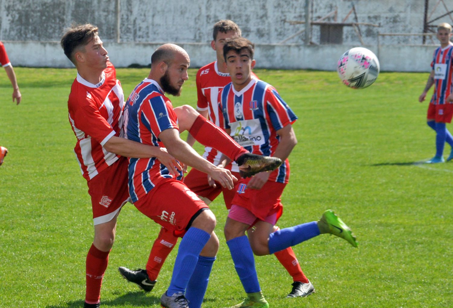 Porta, con la vista fija en la pelota ante la marca de Scandroli. Ferro derrotó a Atlético Ayacucho.