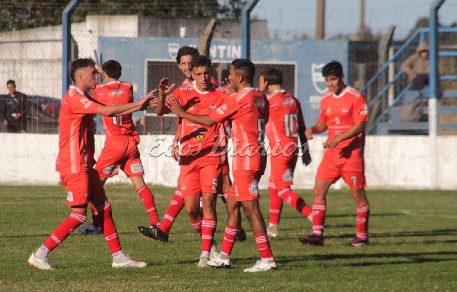 Festejo del gol de Mataderos. El "Rojo" y el abrazo en el tanto convertido por "Toty" Fernández