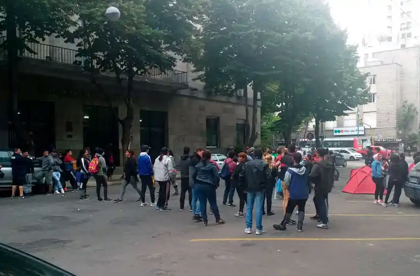 Organizaciones sociales protestan frente a la municipalidad
