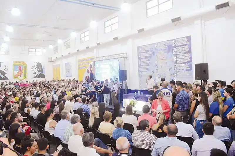 Insfrán estuvo en la presentación del libro 
Formosa, modelo y proyecto, de Rodolfo Benítez