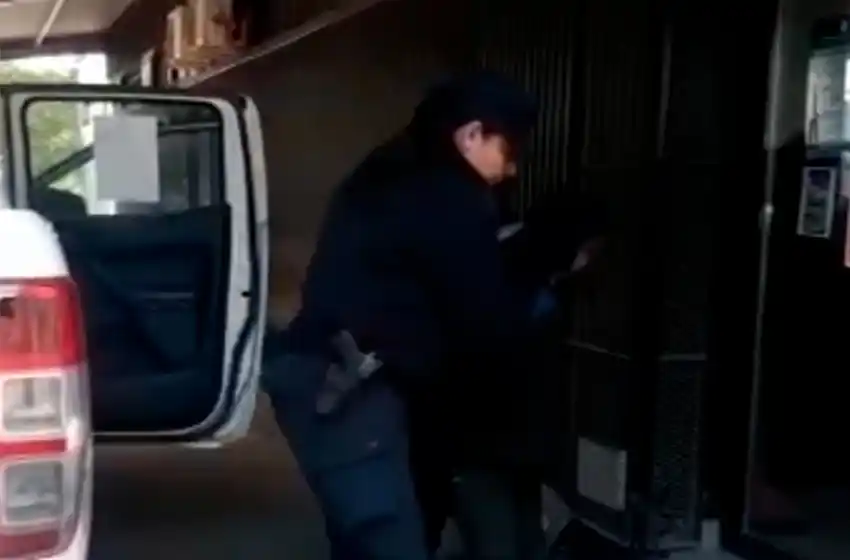 Abrió una garrafa y amenazó con matarse