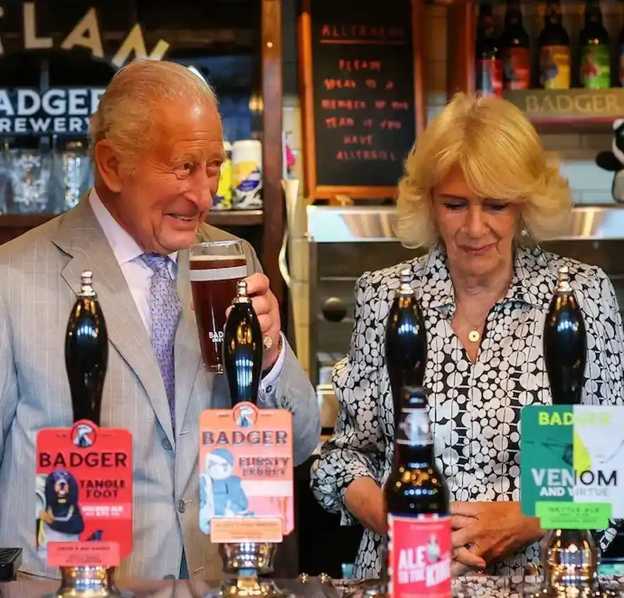 El rey Carlos III brinda con cerveza entre risas tras la derrota de Inglaterra en el Mundial 2026. Foto: Grosby