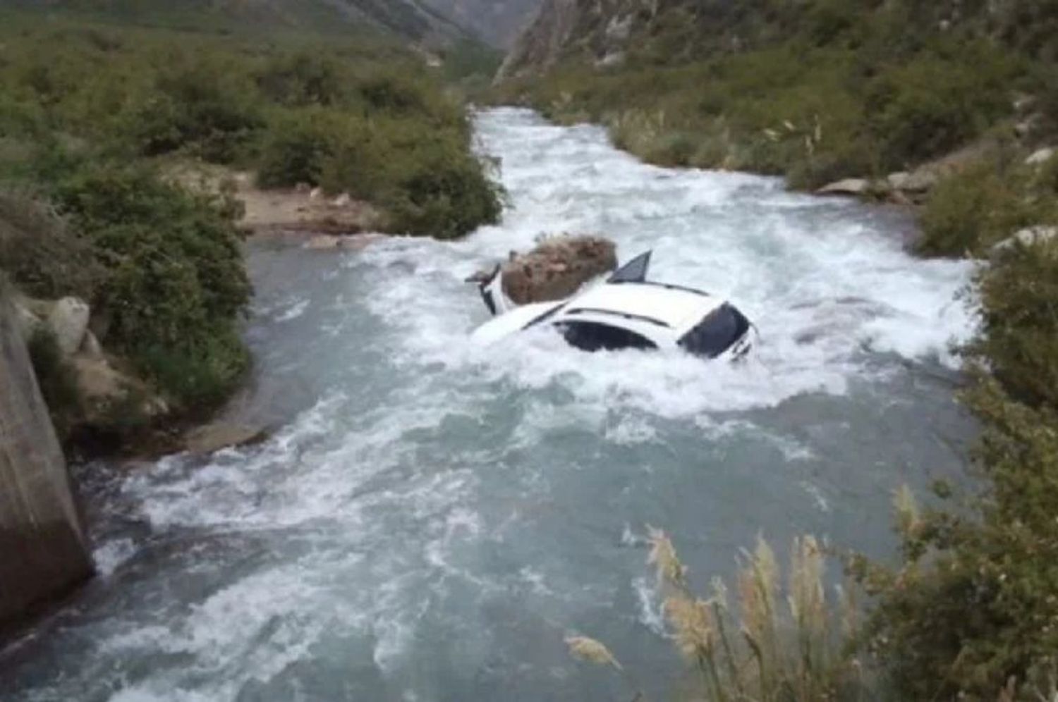 Auto arrastrado por la corriente