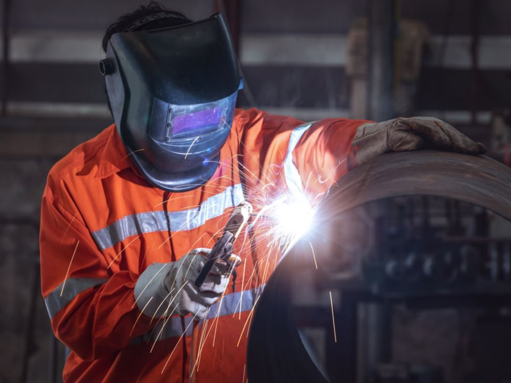 El empleo industrial cayó 1,4% interanual en agosto, según la UIA