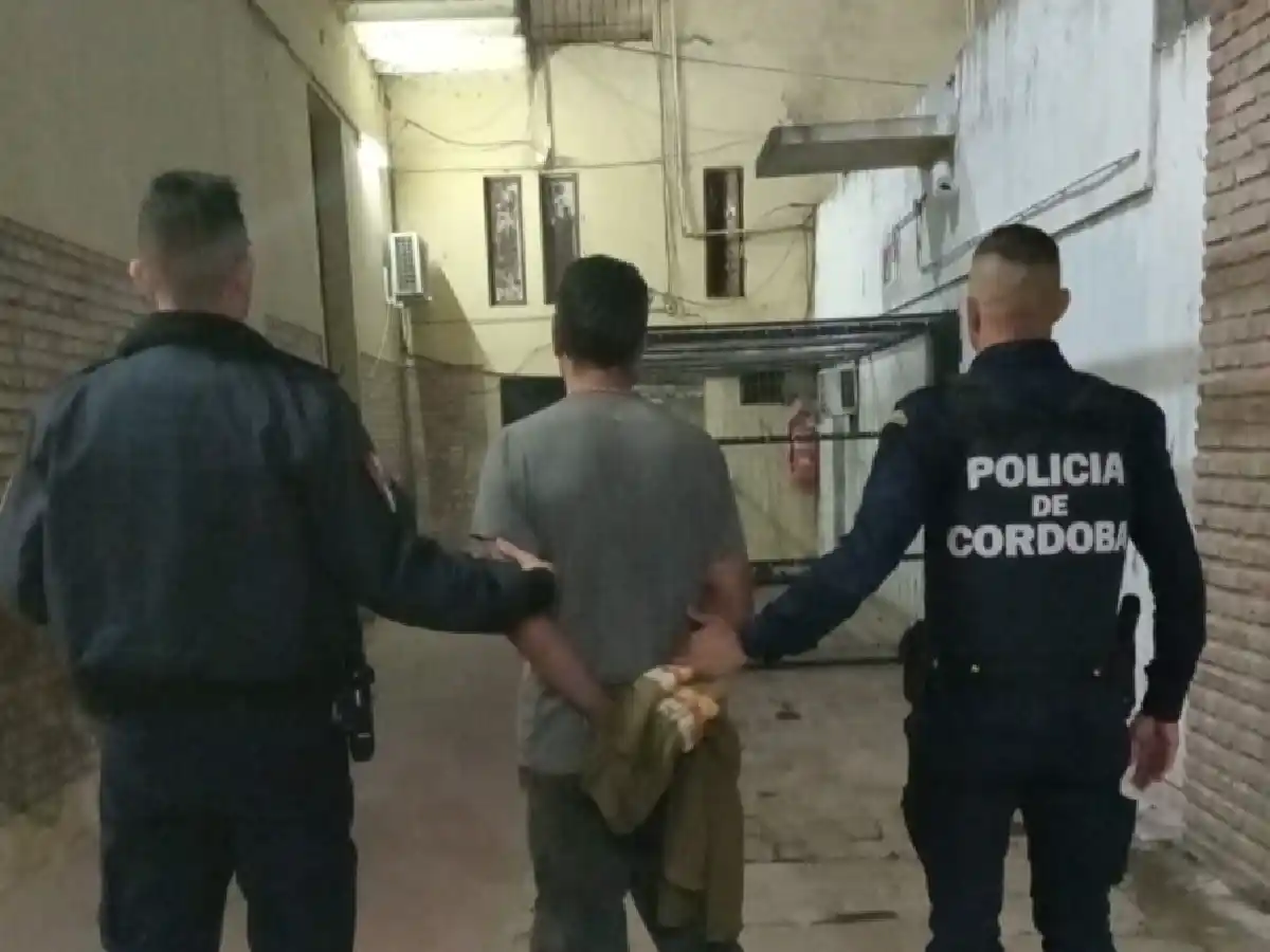 Robo de una bicicleta: el ladrón fue capturado mientras saltaba un tapial