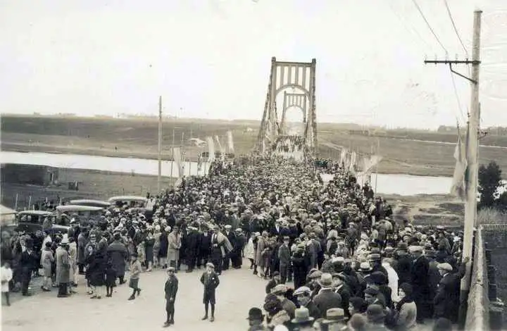En 1929. El 21 de julio se inauguró el Puente Colgante “Hipólito Yrigoyen”