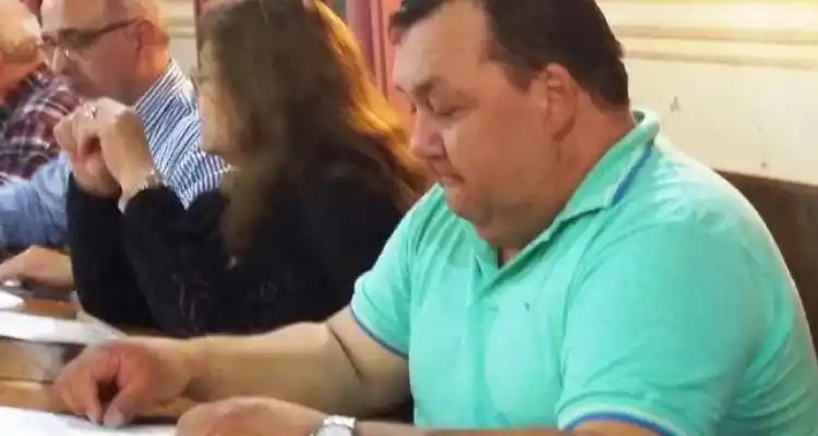 Tras la renuncia de Espíndola a la lista de Ramanzini, Tirelli levantó la licencia y volvió a la banca