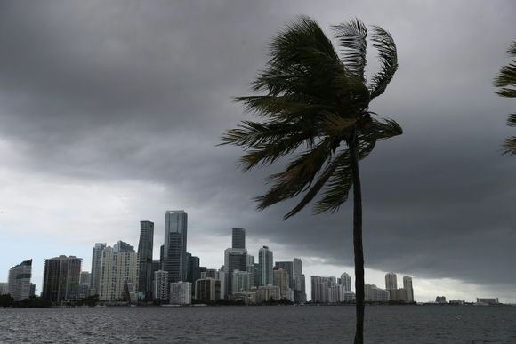 Isaías se debilita en su aproximación a las costas de Florida