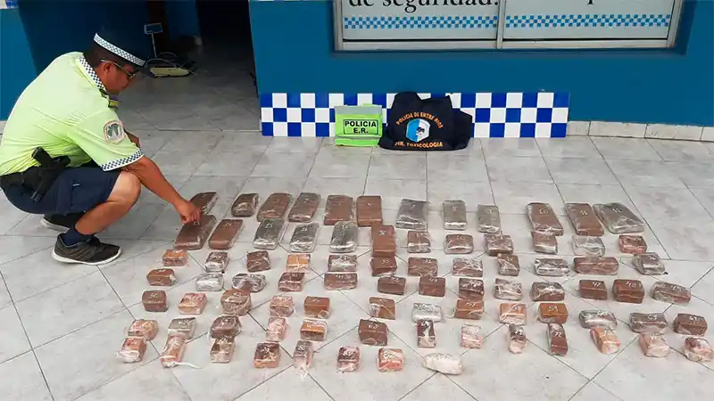 Iban con su beba de 4 meses y llevaban 31 kilos de marihuana en el auto 