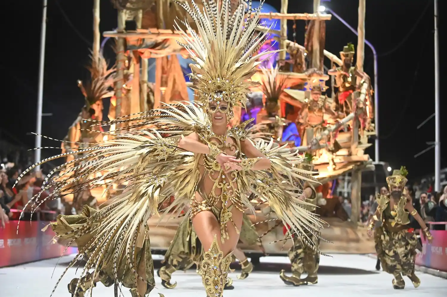 Marí Marí abre la pasarela del Corsódromo la primera de las tres noches del fin de semana XXL