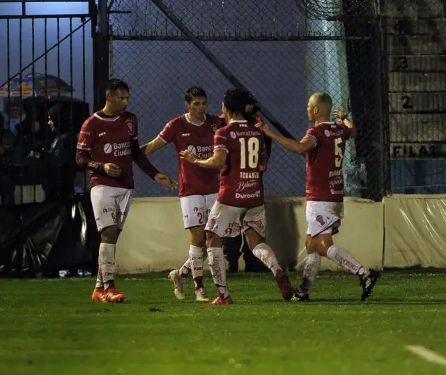 Huracán aguantó la desesperación de Victoriano Arenas