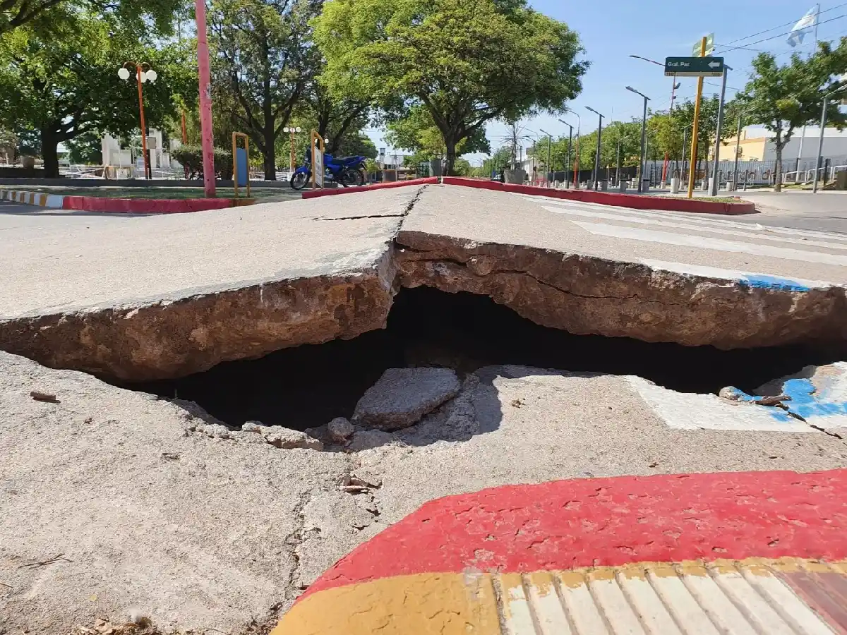 Ola de calor: por las altas temperaturas, reventó el pavimento en Arroyito